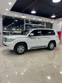 تويوتا لاند كروزر VXR 2009 - سيارة رياضية موثوقة مستعملة باللون الأبيض
