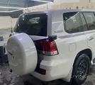 تويوتا لاند كروزر VXR 2011 - سيارة رياضية موثوقة مستعملة باللون الأبيض