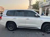 تويوتا لاند كروزر VXR 2011 - سيارة رياضية موثوقة مستعملة باللون الأبيض