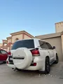 تويوتا لاند كروزر VXR 2011 - سيارة رياضية موثوقة مستعملة باللون الأبيض