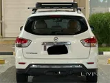 2013 Nissan pathfinder 6 cylinders 141k km.