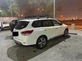2013 Nissan pathfinder 6 cylinders 141k km.