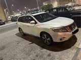 2013 Nissan pathfinder 6 cylinders 141k km.