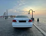 مرسيدس بنز بيضاء موديل 2014 سيدان بأربعة أبواب مع سجل خدمة كامل