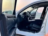 مرسيدس بنز بيضاء موديل 2014 سيدان بأربعة أبواب مع سجل خدمة كامل