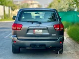 تويوتا سيكويا بلاتينيوم 2015 مستعملة، بنزين، أوتوماتيك، رمادي