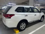 2016 Mitsubishi Outlander 2.4L white