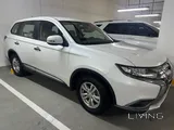 2016 Mitsubishi Outlander 2.4L white