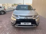 ميتسوبيشي أوتلندر 2022 - سيارة رياضية مستعملة فضية بناقل حركة أوتوماتيكي