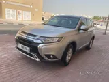 ميتسوبيشي أوتلندر 2022 - سيارة رياضية مستعملة فضية بناقل حركة أوتوماتيكي