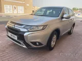 ميتسوبيشي أوتلندر 2022 - سيارة رياضية مستعملة فضية بناقل حركة أوتوماتيكي