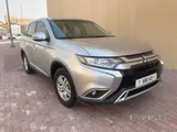 ميتسوبيشي أوتلندر 2022 - سيارة رياضية مستعملة فضية بناقل حركة أوتوماتيكي