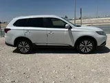 سيارة عائلية للبيع بحالة جيدة