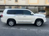 لاند كروزر جي إكس أر 2017V8 بقليل من الأميال