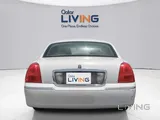 Lincoln Town Car Standard 2011 V8