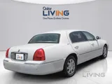 Lincoln Town Car Standard 2011 V8