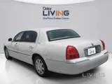 Lincoln Town Car Standard 2011 V8