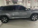 Executive Presence. SUV Muscle – Teramont